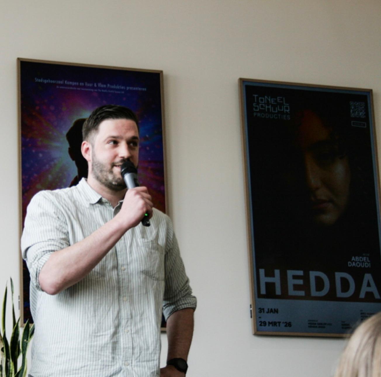 Harmen Siedsma geeft een lezing met microfoon